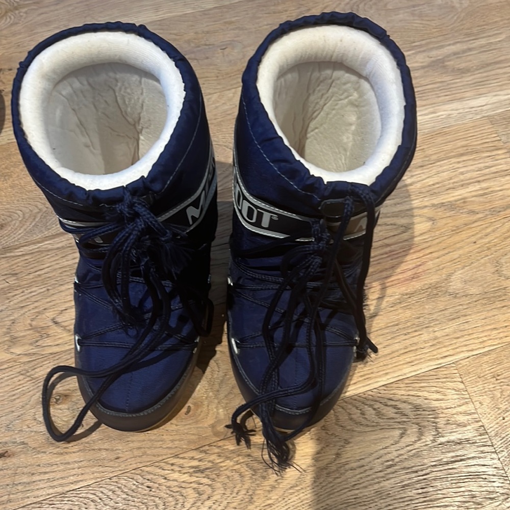 Kids blue moon boots size 13.5/2.5 worn good condition strings minor damage